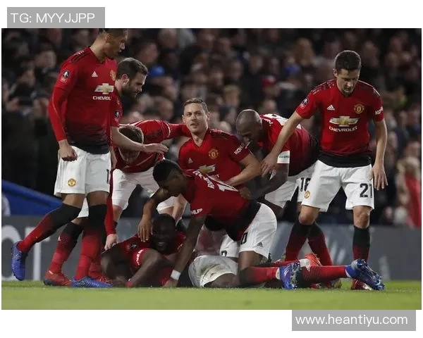 足球明星因手部受伤紧急打绷带备战重要比赛展现坚韧不拔的精神